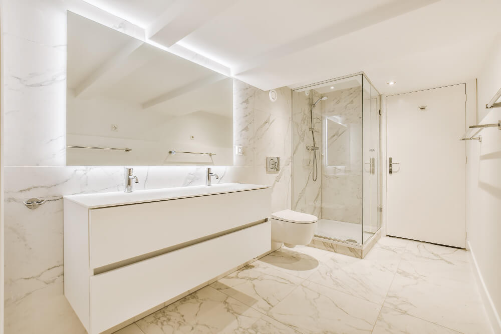 luxury-interior-design-bathroom-with-marble-walls