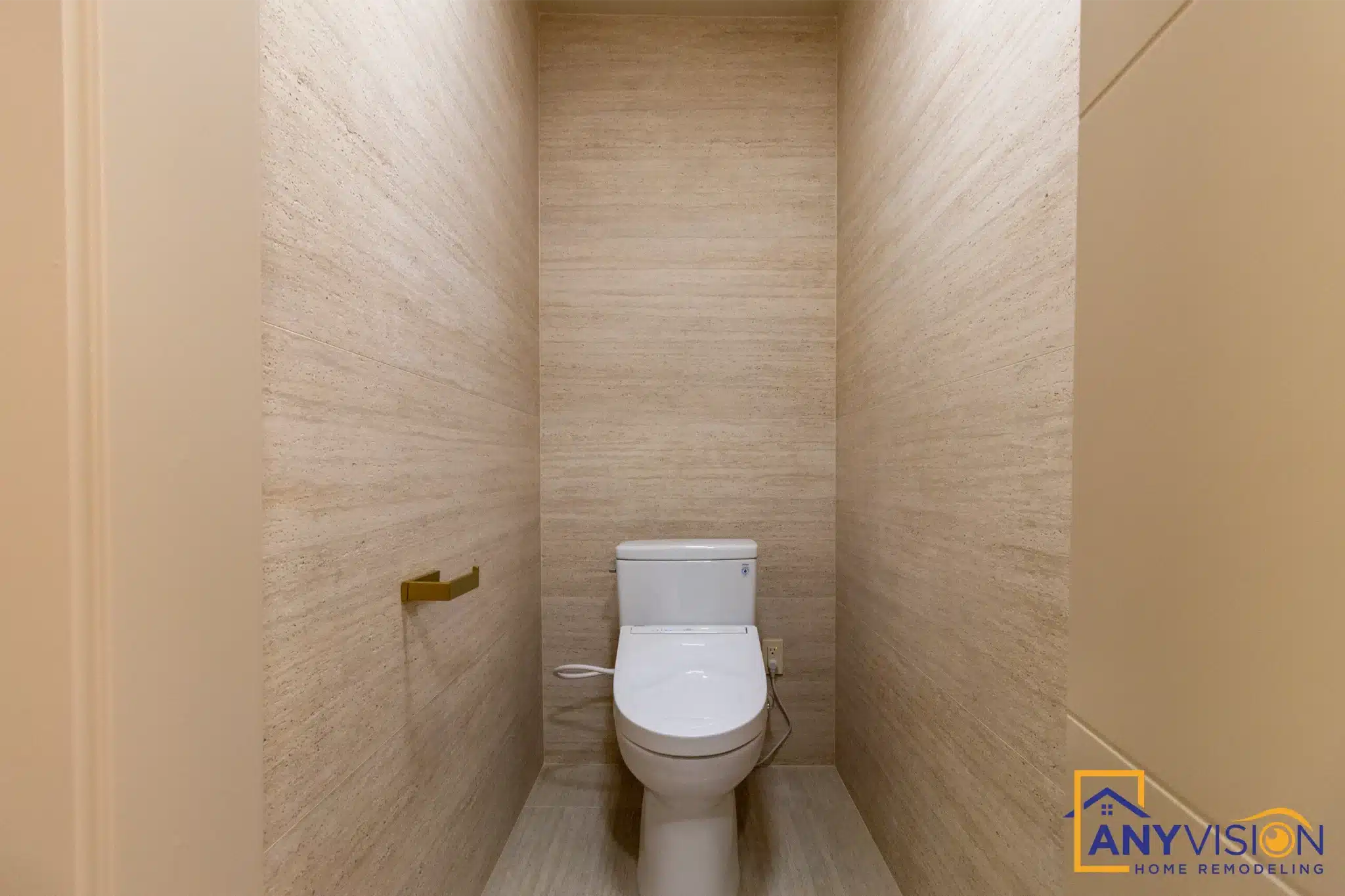 WC set into a tiled alcove