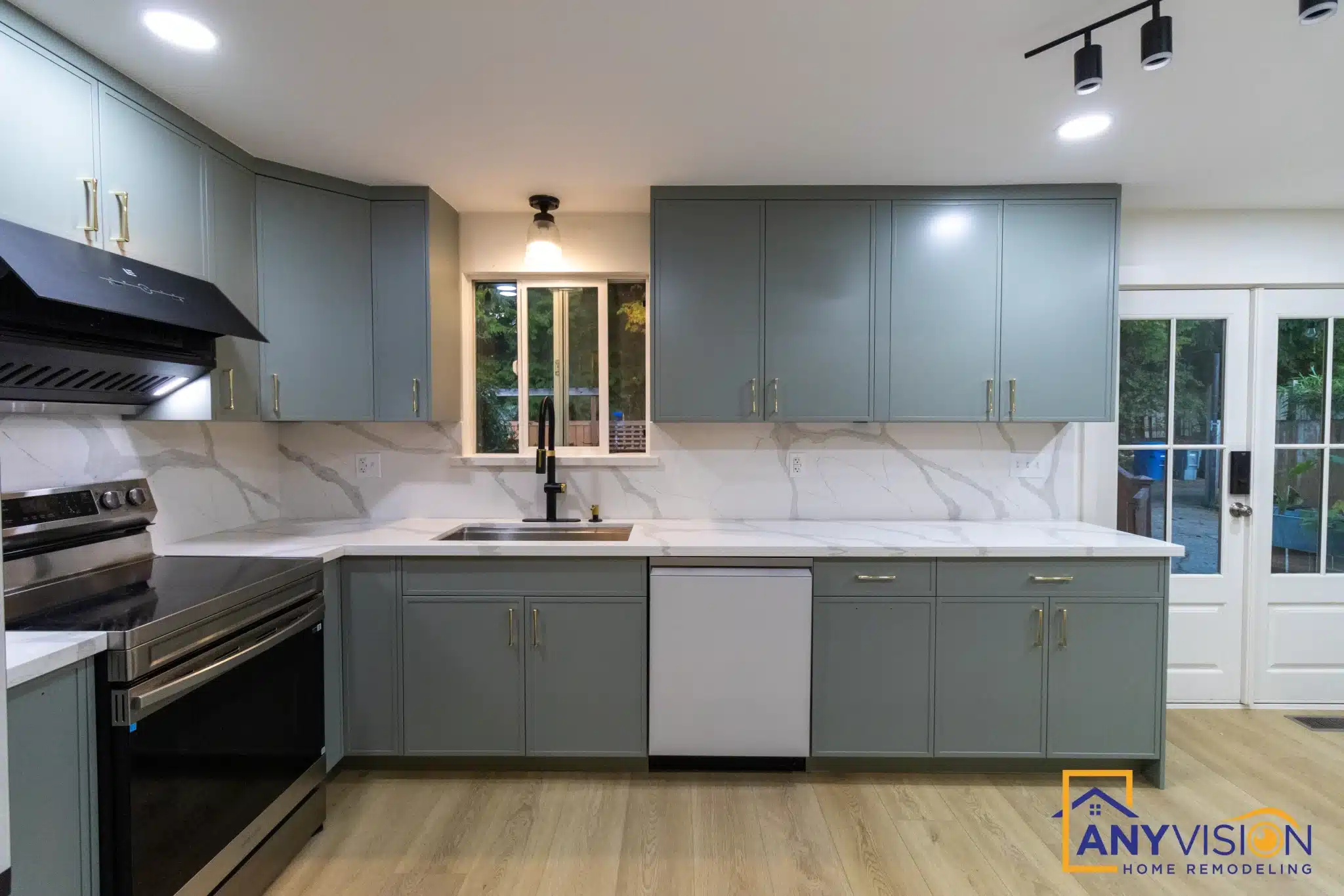 Range wall with the marble-look slab carried up to the underside of the uppers
