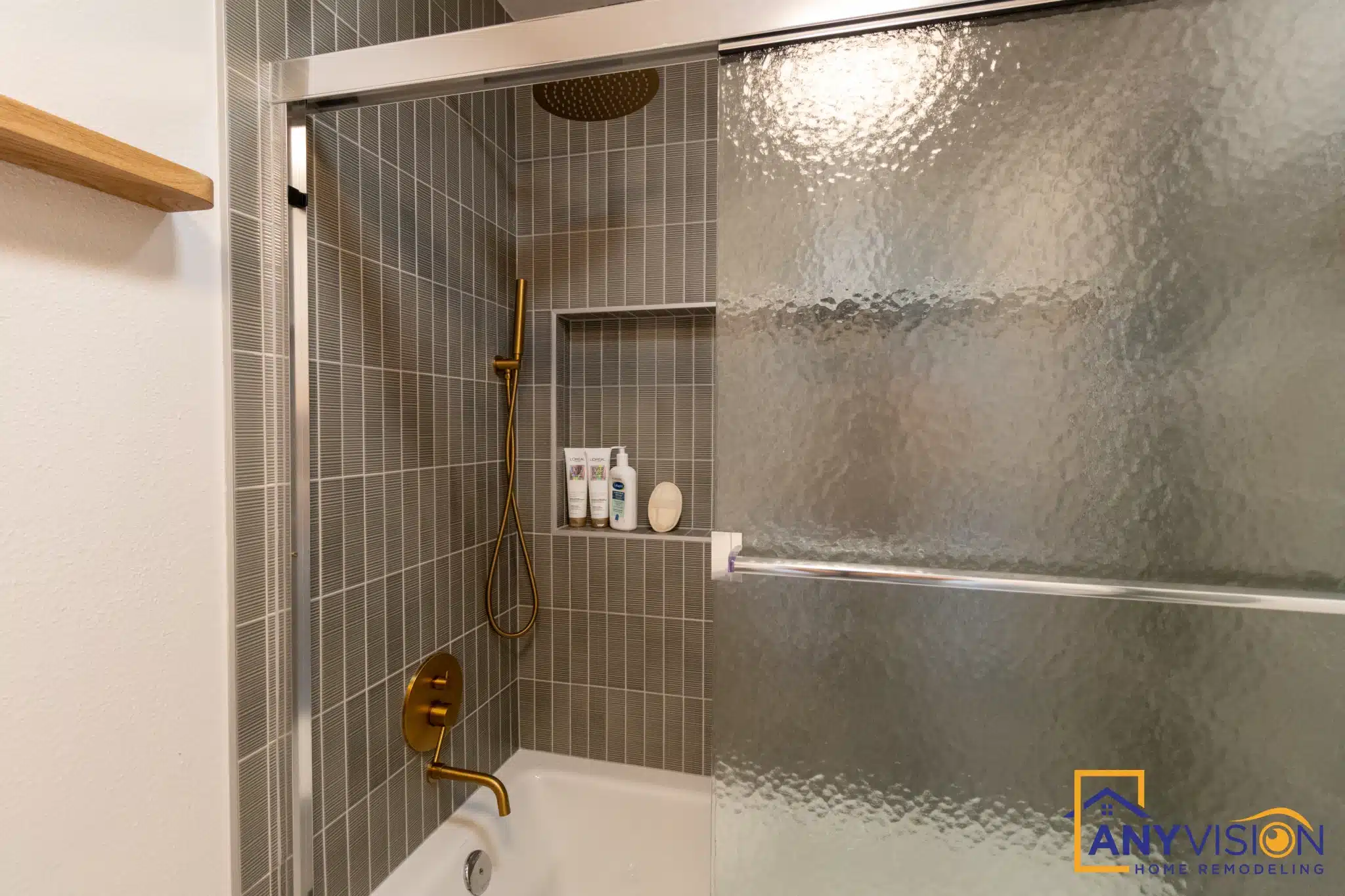 Fluted glass panel over the bath in a North Seattle bathroom remodel