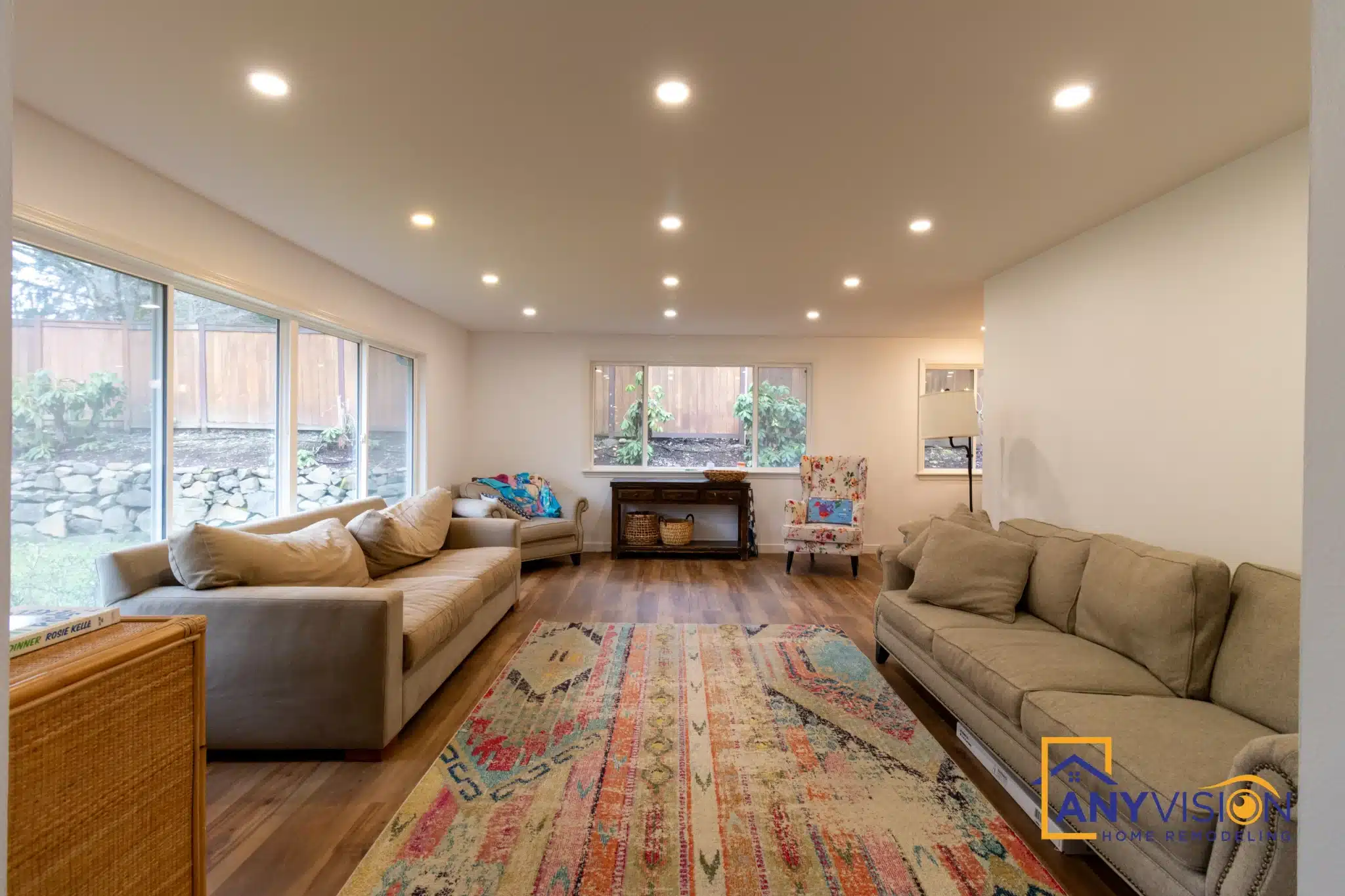 Living space adjoining the kitchen, seen from the seating end