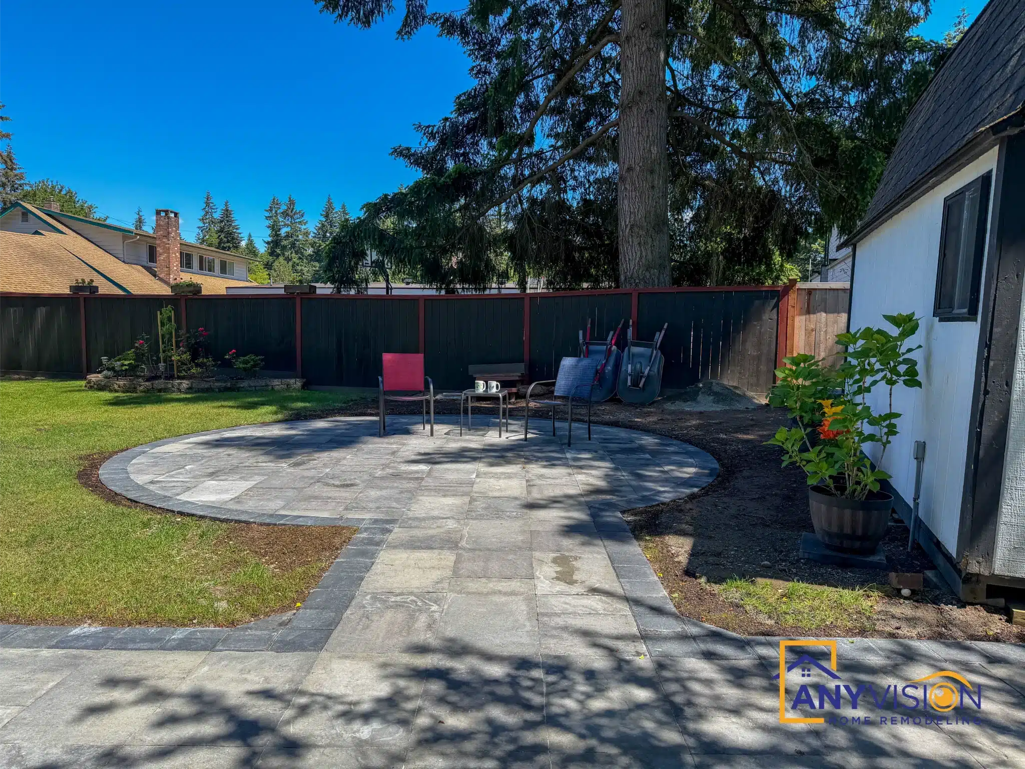 Circular paver patio with the perimeter course cut to the curve